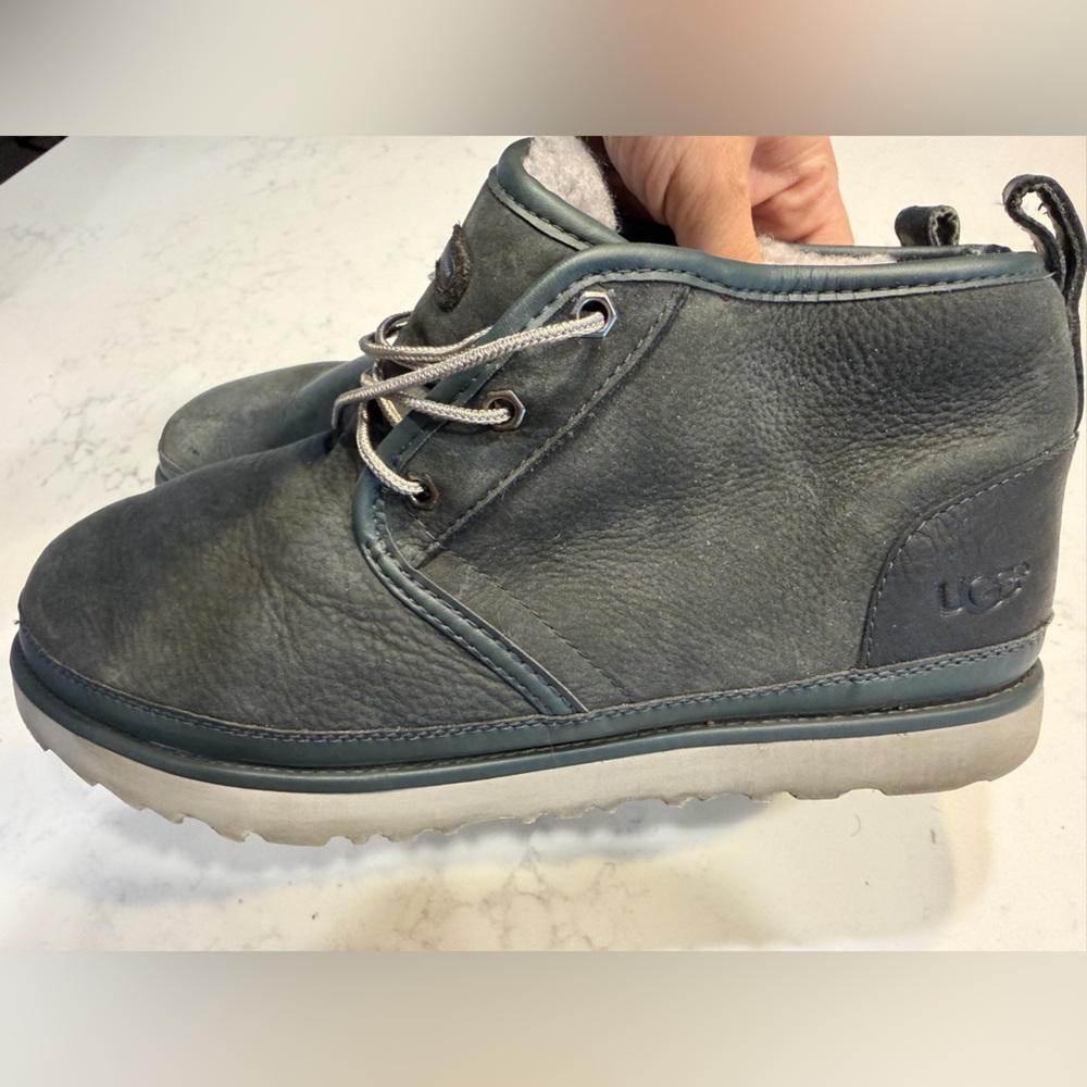 UGG Men’s Size 10 Sheepskin Lined Nubuck Chukka Boots Black